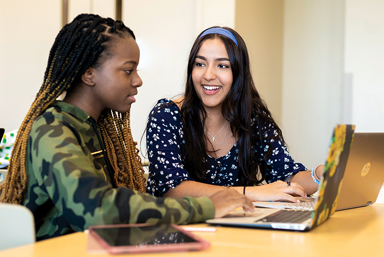 FGCU students reading FGCU360 on their laptops