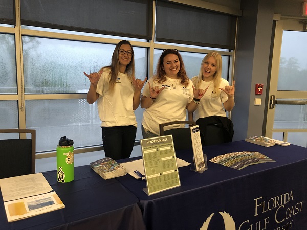 Students sharing info about honors college