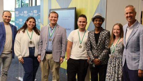 Student recive the Outstanding Service Medal
